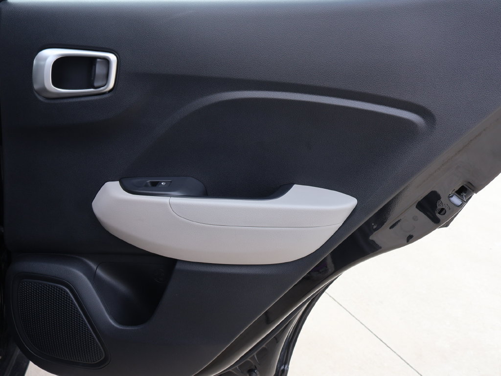 Used 2025 Hyundai Venue SEL FWD image 10