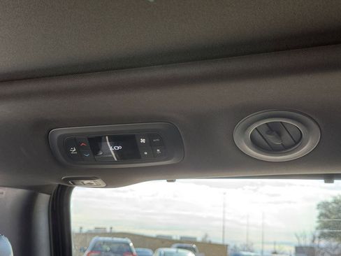 Used 2025 Chrysler Pacifica Limited image 28