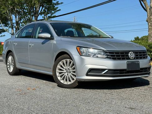 Used 2016 Volkswagen Passat 1.8T SE FWD image 1