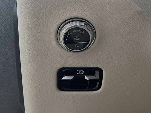 Used 2025 Mercedes-Benz GLC 300 4MATIC image 11