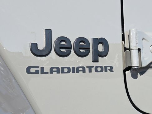 Certified 2022 Jeep Gladiator Willys image 25