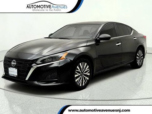 Used 2024 Nissan Altima 2.5 SV AWD/4WD image 1