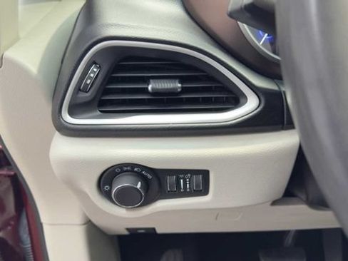 Used 2022 Chrysler Voyager LX FWD image 33