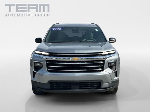 Used 2025 Chevrolet Traverse LT image 2