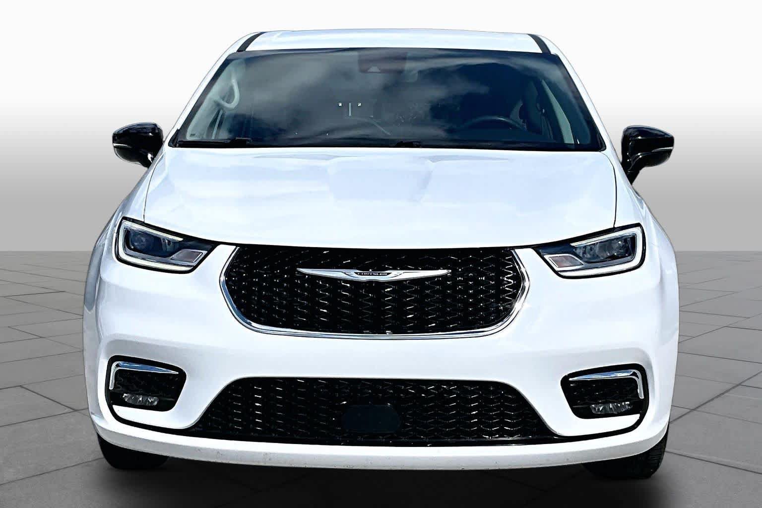Used 2024 Chrysler Pacifica Touring-L FWD image 4