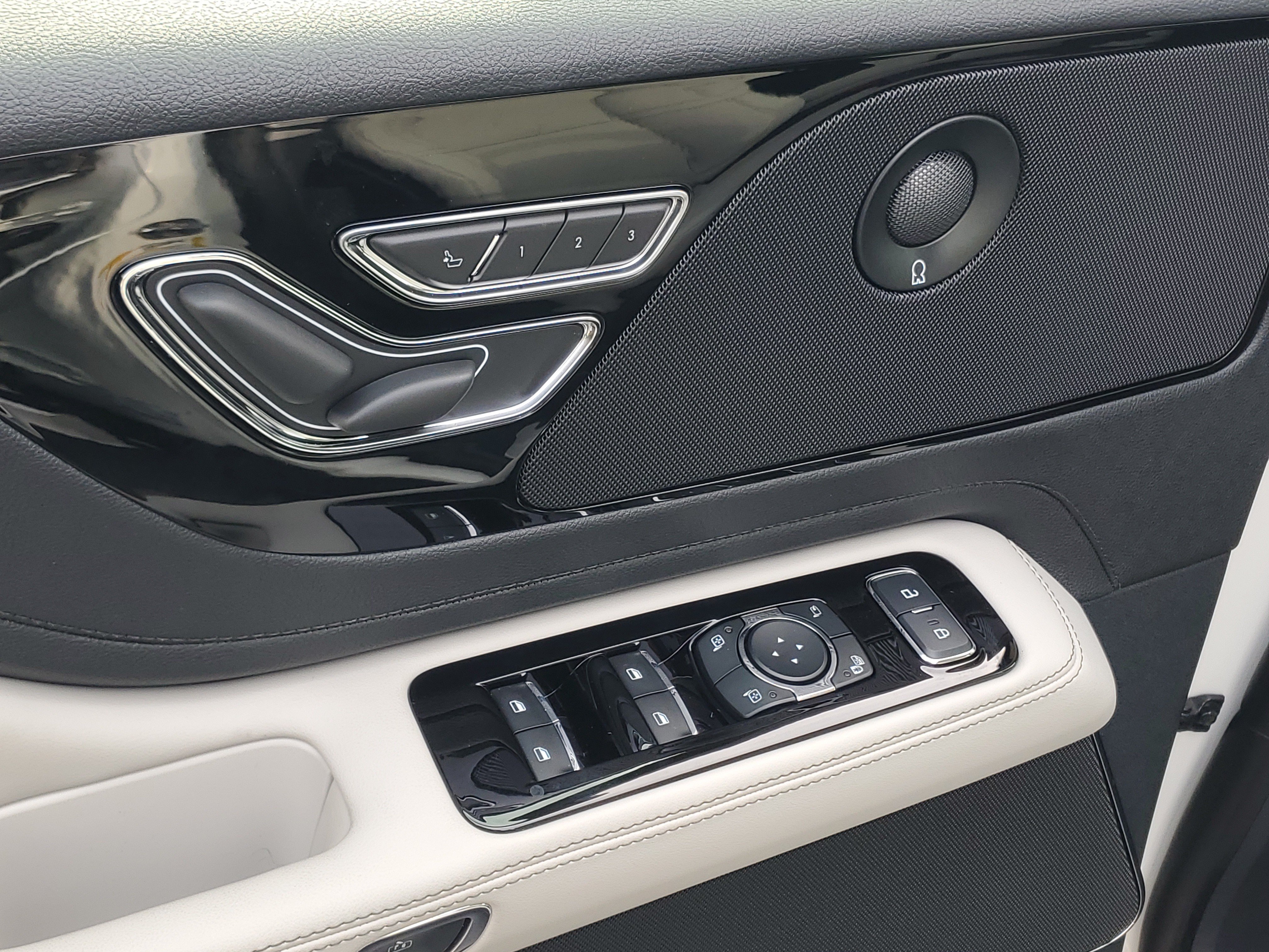 New 2027 Lincoln Aviator Reserve w/ Jet Appearance Package AWD/4WD image 9