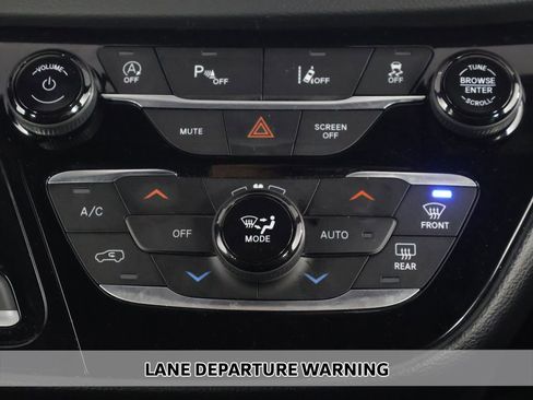 Used 2025 Chrysler Pacifica Select FWD image 5