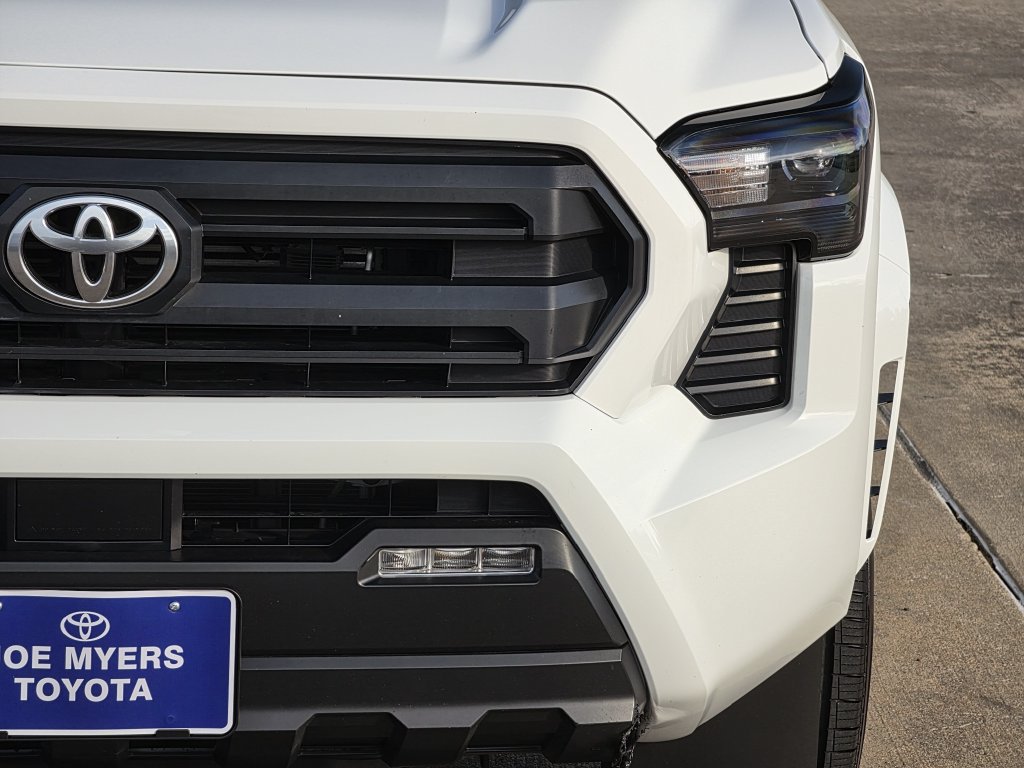 Used 2025 Toyota Tacoma SR5 AWD/4WD image 4