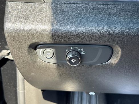 Used 2023 Chevrolet Traverse LT FWD image 20