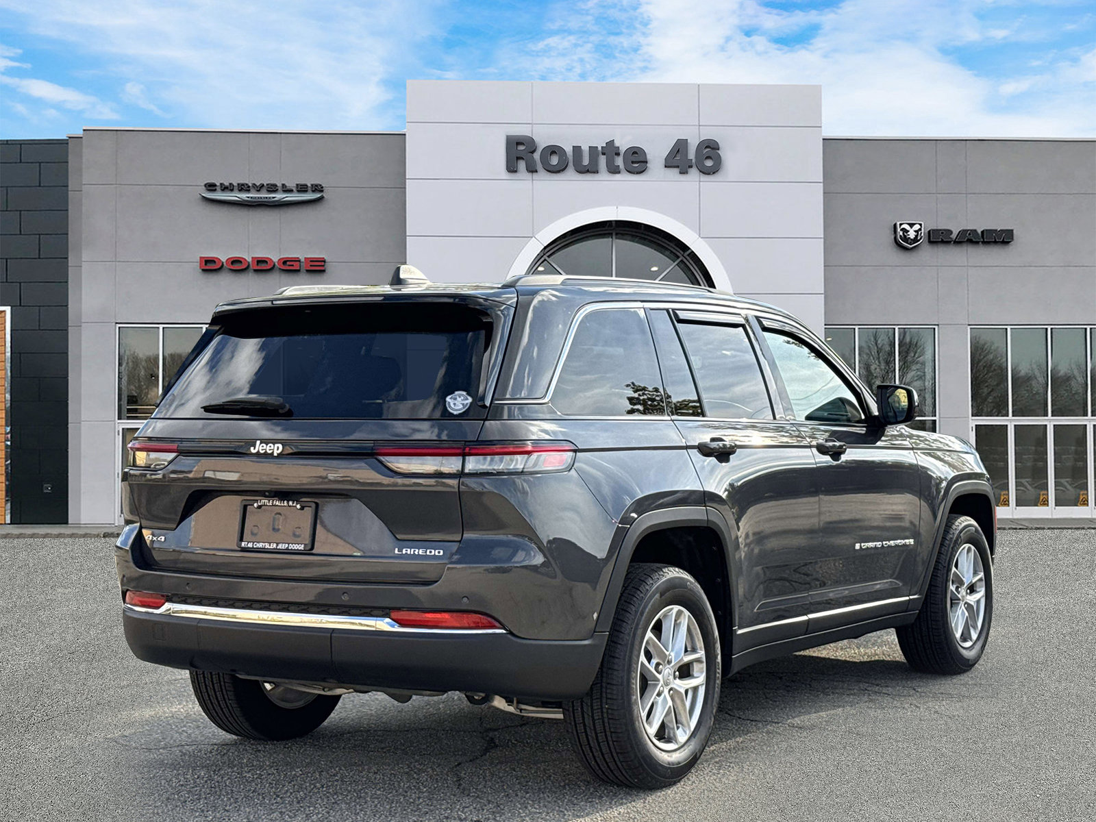 Used 2025 Jeep Grand Cherokee Laredo X w/ Luxury Tech Group I AWD/4WD image 5