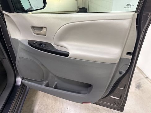 Used 2011 Toyota Sienna LE w/ Towing Pkg image 37