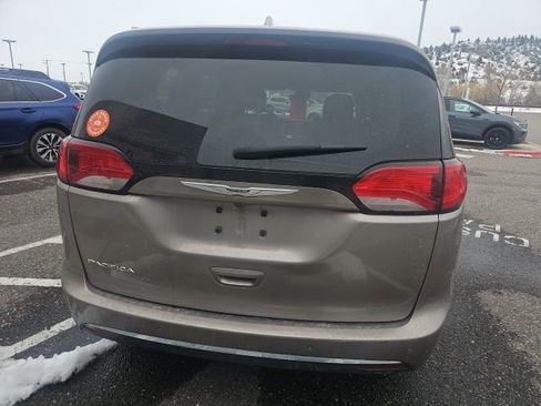 Used 2017 Chrysler Pacifica Touring-L Plus FWD image 5