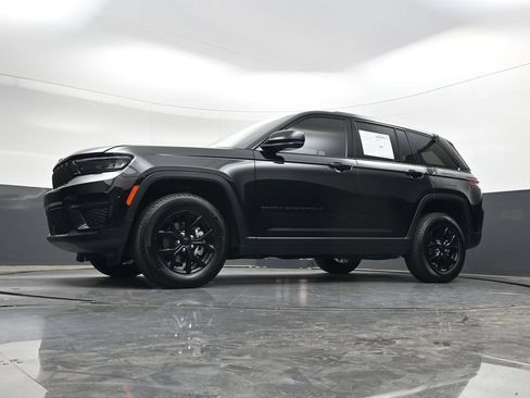 Used 2025 Jeep Grand Cherokee Altitude AWD/4WD image 40