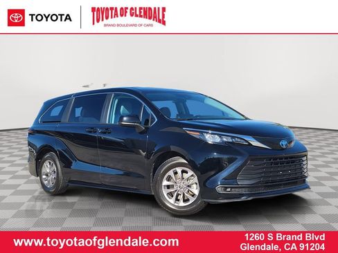 Certified 2024 Toyota Sienna LE AWD/4WD image 1