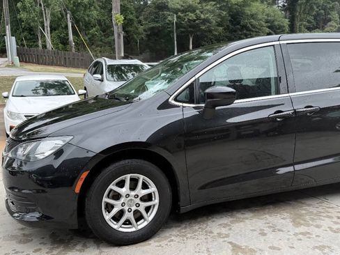 Used 2017 Chrysler Pacifica Touring FWD image 4
