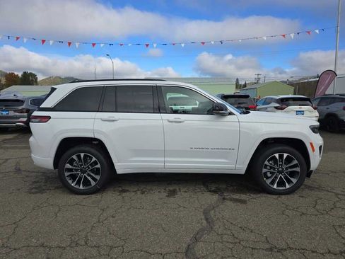 New 2025 Jeep Grand Cherokee Overland w/ Luxury Tech Group IV AWD/4WD image 6