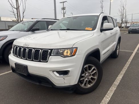 Used 2019 Jeep Grand Cherokee Laredo image 2