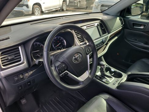 Used 2014 Toyota Highlander Limited w/ Driver Technology Package FWD image 21