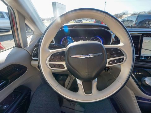 Used 2021 Chrysler Pacifica Limited w/ Uconnect Theater Family Group image 23