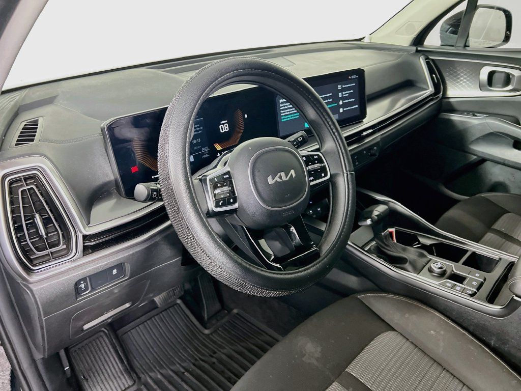 Certified 2025 Kia Sorento LX FWD image 7