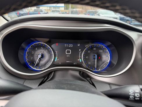 Used 2023 Chrysler Pacifica Touring-L image 16