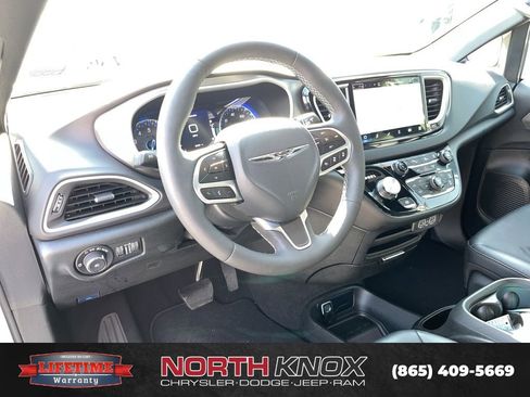 Used 2025 Chrysler Pacifica Select image 6