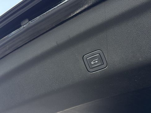 Used 2025 Chevrolet Suburban LT image 42