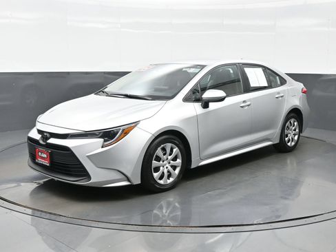 Used 2025 Toyota Corolla LE FWD image 2
