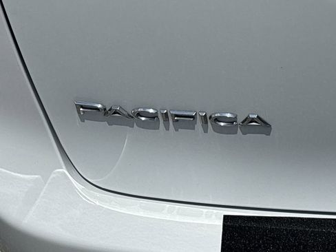 Used 2023 Chrysler Pacifica Touring-L FWD image 10