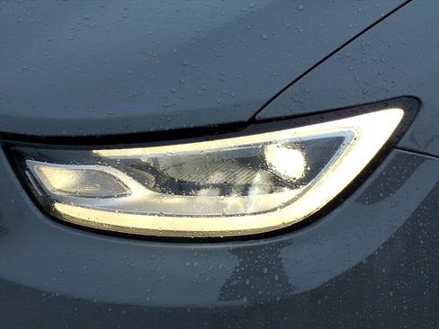 Used 2023 Chrysler Pacifica Touring-L image 11