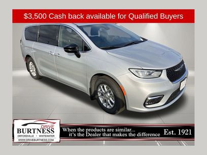 New 2026 Chrysler Pacifica Select