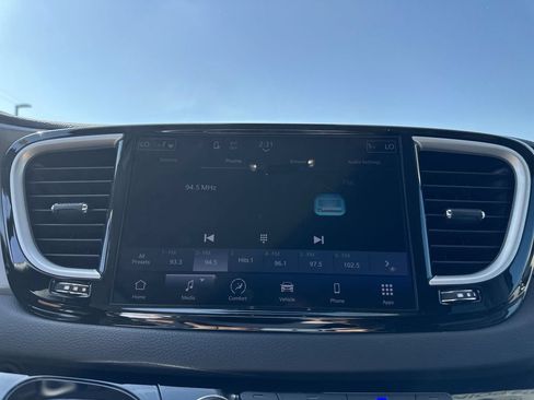 Used 2023 Chrysler Pacifica Touring-L FWD image 22