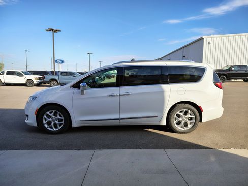 Used 2020 Chrysler Pacifica Limited FWD image 5