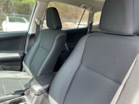 Used 2018 Toyota RAV4 LE image 8