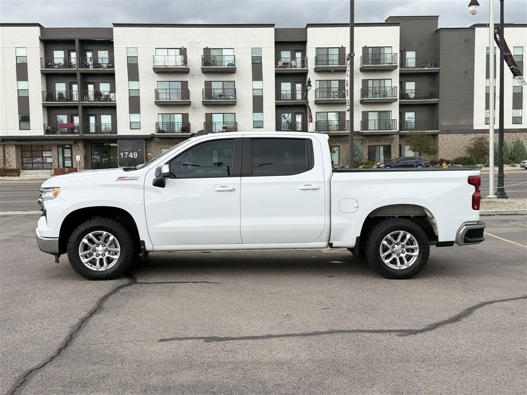 Used 2023 Chevrolet Silverado 1500 LT w/ Z71 Off-Road Package AWD/4WD image 4