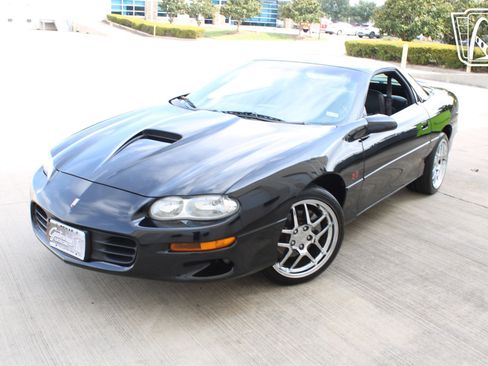 Used 2002 Chevrolet Camaro Z28 w/ SS Performance/Appearance Pkg RWD image 13