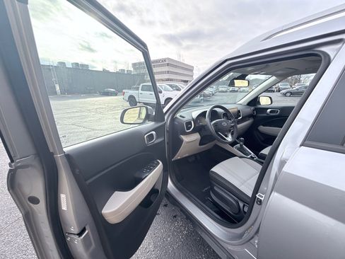 Used 2024 Hyundai Venue SEL image 9