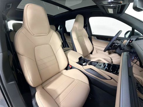 Certified 2026 Porsche Cayenne AWD/4WD image 27