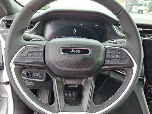 Used 2025 Jeep Grand Cherokee Laredo w/ MOPAR Finishing Package image 16