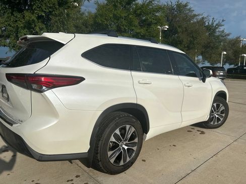 Used 2021 Toyota Highlander XLE FWD image 4