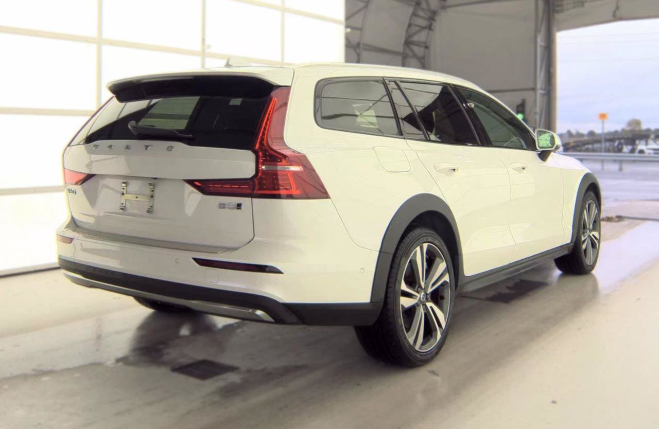 Used 2025 Volvo V60 B5 Cross Country Plus AWD/4WD image 3