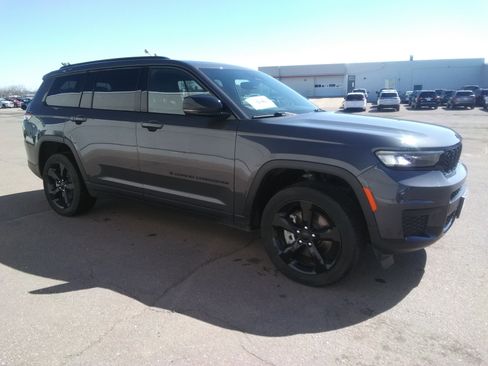 Used 2023 Jeep Grand Cherokee L Laredo image 4