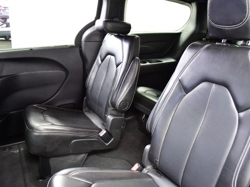 Used 2025 Chrysler Pacifica Select FWD image 11