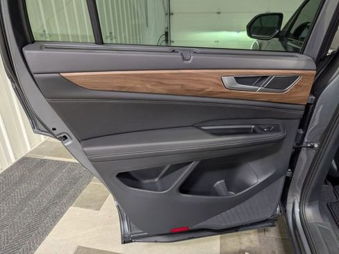 Used 2025 Volkswagen Atlas SE AWD/4WD image 8