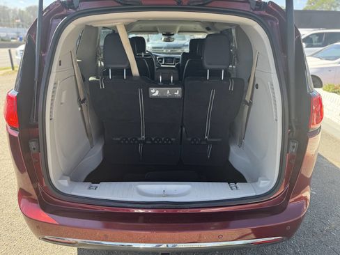 Used 2019 Chrysler Pacifica Touring-L image 15