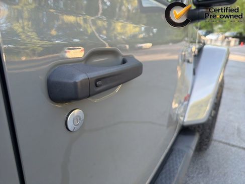 Used 2022 Jeep Wrangler Unlimited Rubicon w/ LED Lighting Group AWD/4WD image 37