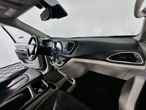 Used 2022 Chrysler Pacifica Touring-L FWD image 27