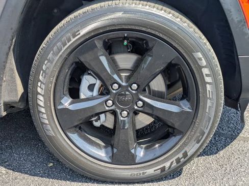 Used 2023 Jeep Grand Cherokee Altitude AWD/4WD image 11