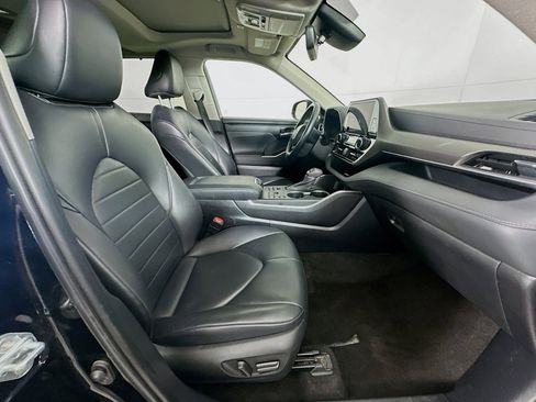 Used 2023 Toyota Highlander XLE AWD/4WD image 34