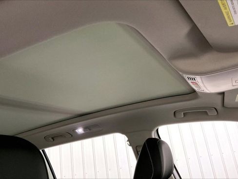 Used 2024 Volkswagen Tiguan SE w/ Panoramic Sunroof Package FWD image 22